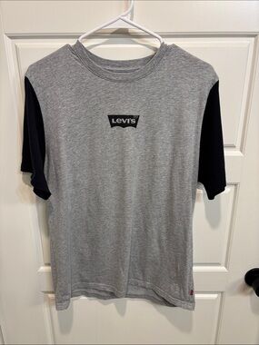 Levi's Gray Body with Black Sleeves Logo Tee